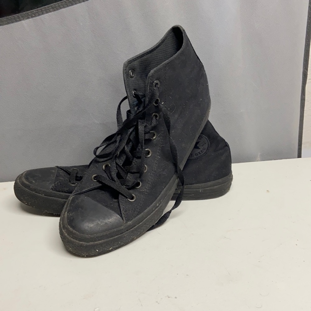 MENS ALL BLACK CONVERSE. Can be cleaned up!